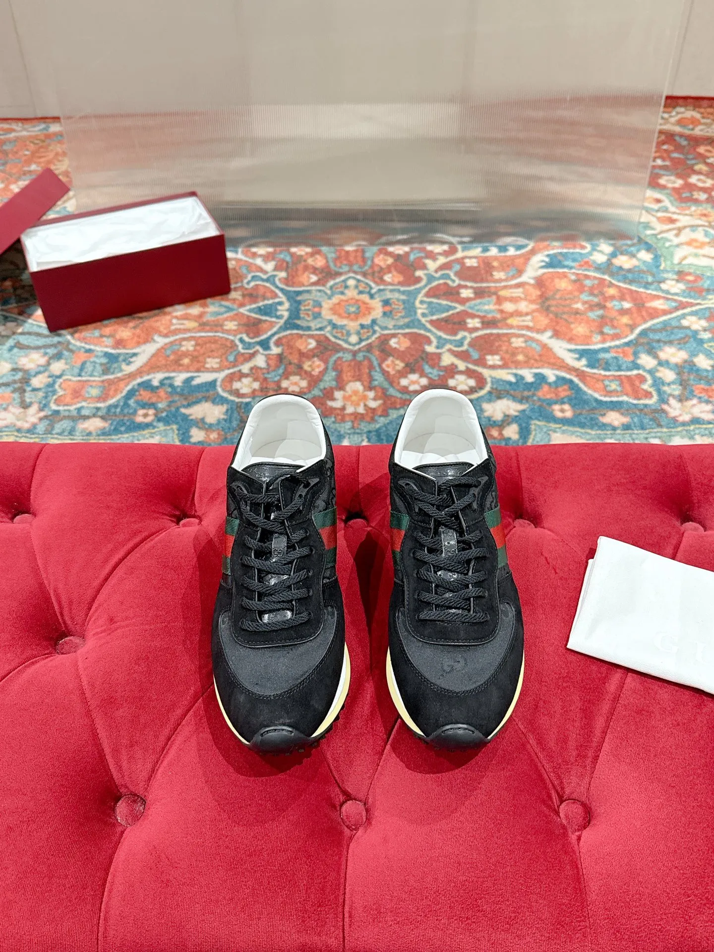 p700🐮🐮 GUCCI 2025 latest spring and summer catwalk style sports shoes Forrest Gump shoes 25 super popular show items with high appearance rate and many celebrities and Internet celebrities. The classic shoe design uses innovative stitching technology to create a water-like flowing texture. Super comfortable on the feet. Leather splicing and breathable logo fabric with classic green and red webbing embellishment. All show the brand tone (buttons are removable) original molded combination outsole ▪️Size: Male 39-44 (Male 45, customized, non-returnable)